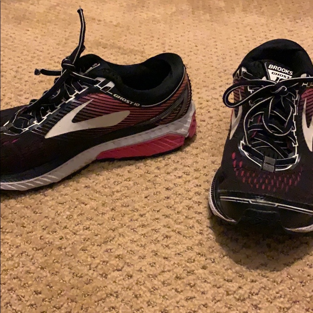 Brooks women’s Running Shoes Black with Red Accents - Picture 2 of 3